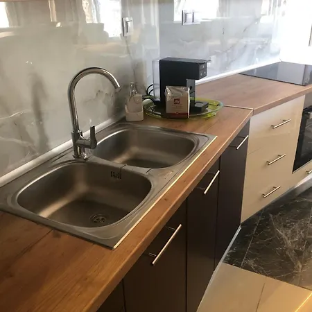 Brand New Renovated By The Stadium Aridaia