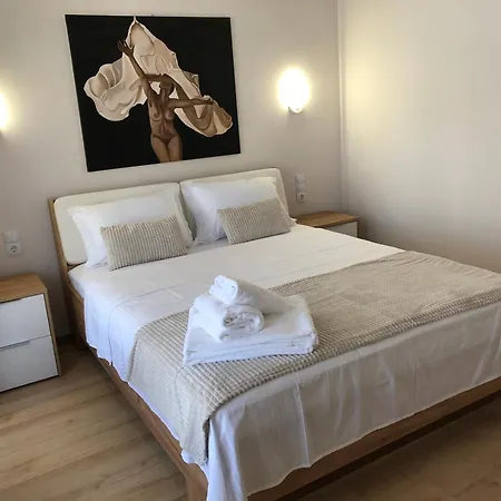 Brand New Renovated By The Stadium 아파트 Aridaía