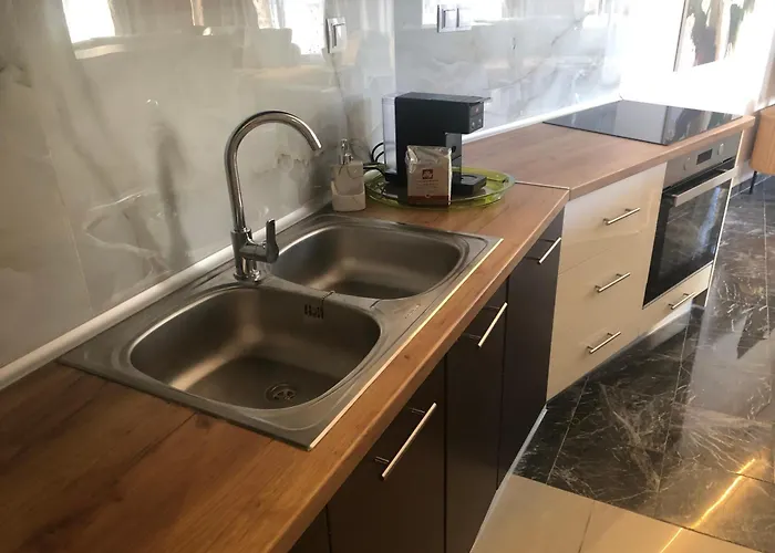 Brand New Renovated By The Stadium Aridaía