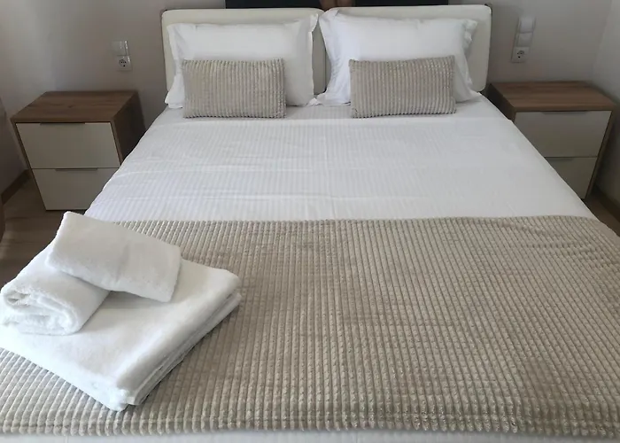 Brand New Renovated By The Stadium Aridaía